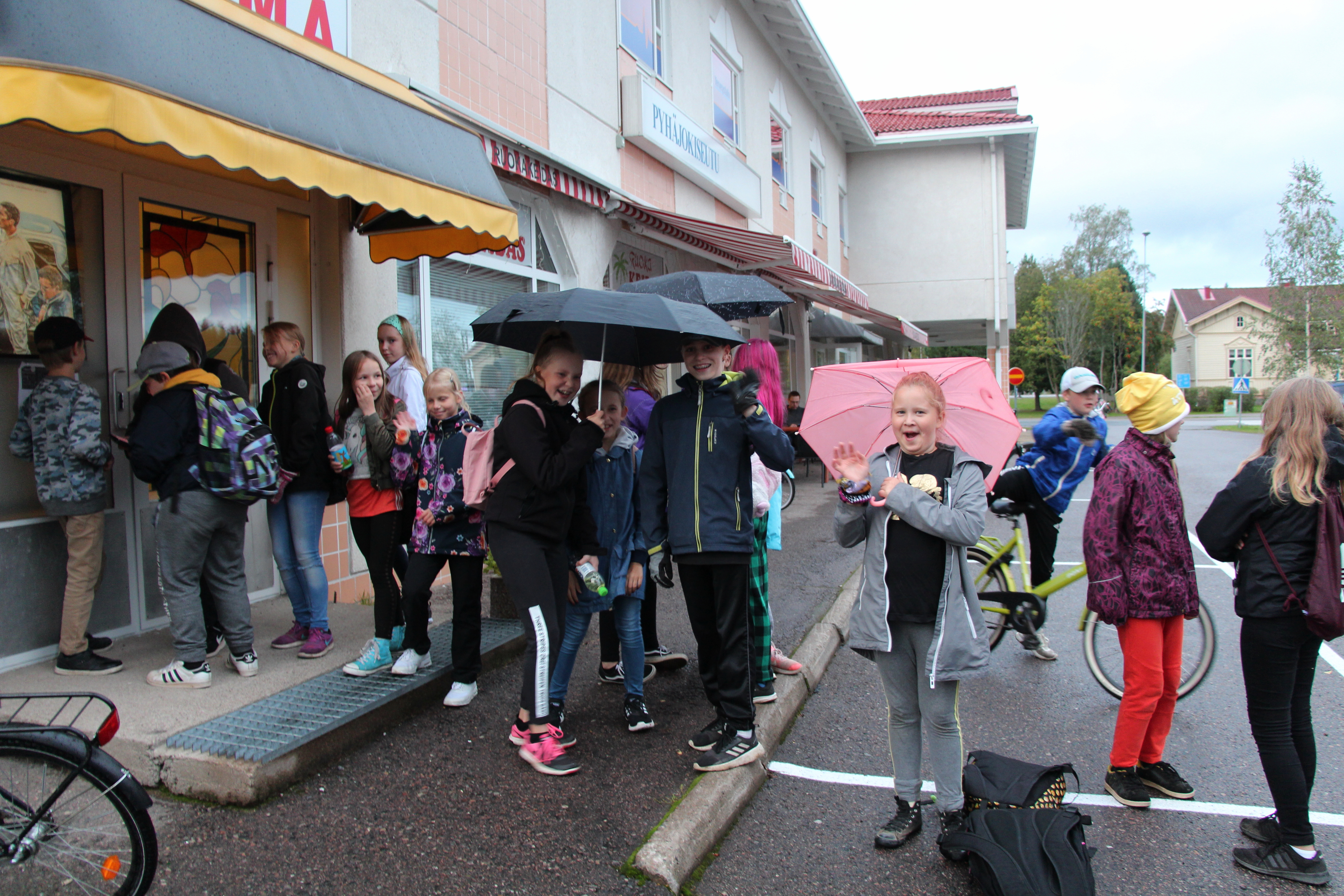 Kinokulman edessä odotettiin seuraavan elokuvanäytöksen alkua. Tämä porukka meni katsomaan puoli yhdeksältä alkanutta Leijonakuningas II:sta. 