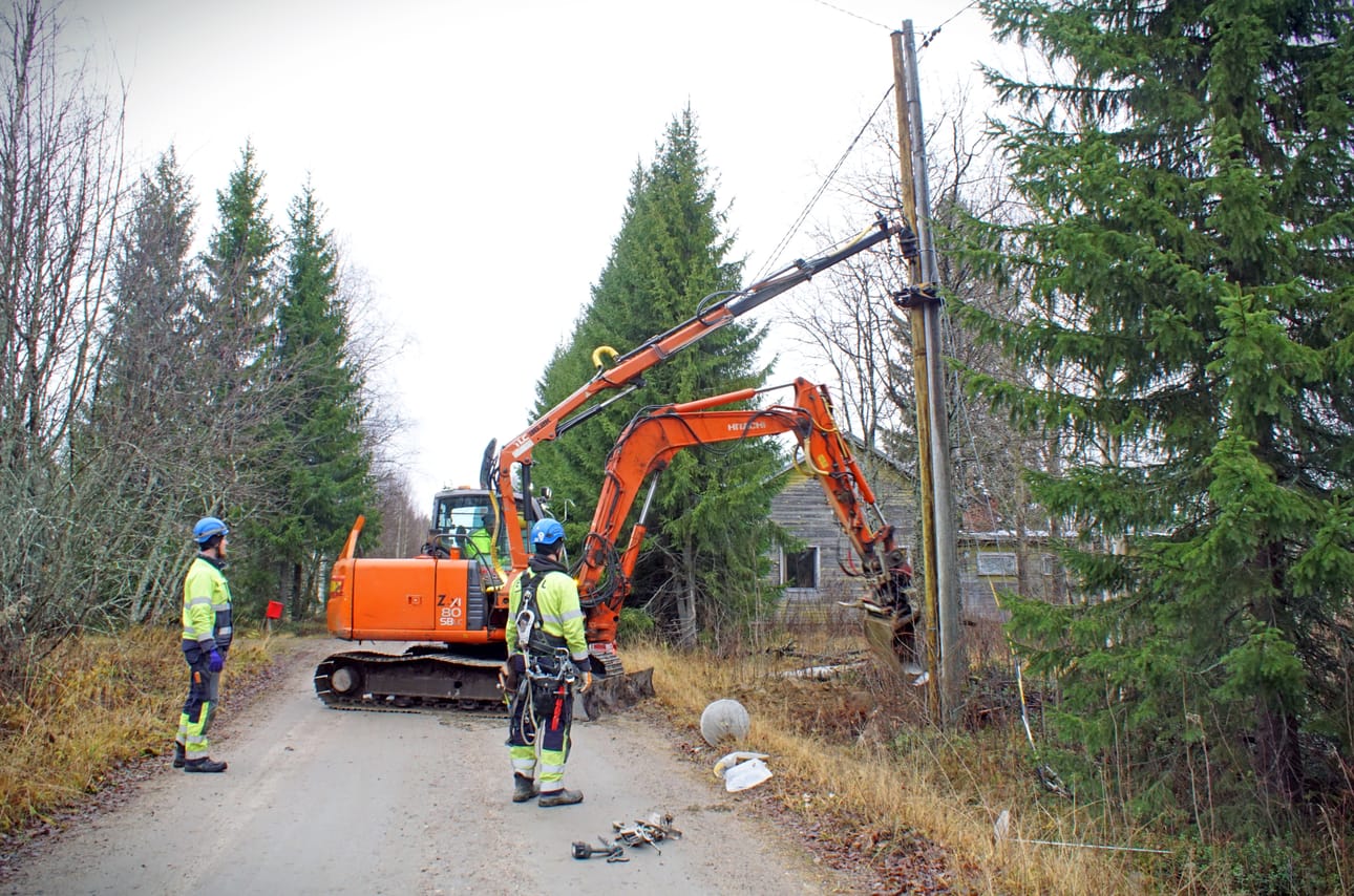 Ylläpidettävillä alueilla työt ovat vähimmillään yksittäisten pylväiden vaihtoa. Tässä asialla Eltelin asentajia.