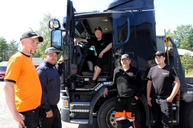 Patrik, Matts, Johan, Leif ja Jonas Aittamäki ovat tyytyväisiä, että kaupunginjohtaja Mila Segervall kävi tutustumassa perheyritykseen keväällä. Segervall sai kuulla muun muassa, että yrittäjiä harmittaa se, kuinka huonosti teitä nykyään hoidetaan. KUVA: LOTTA KALLIO