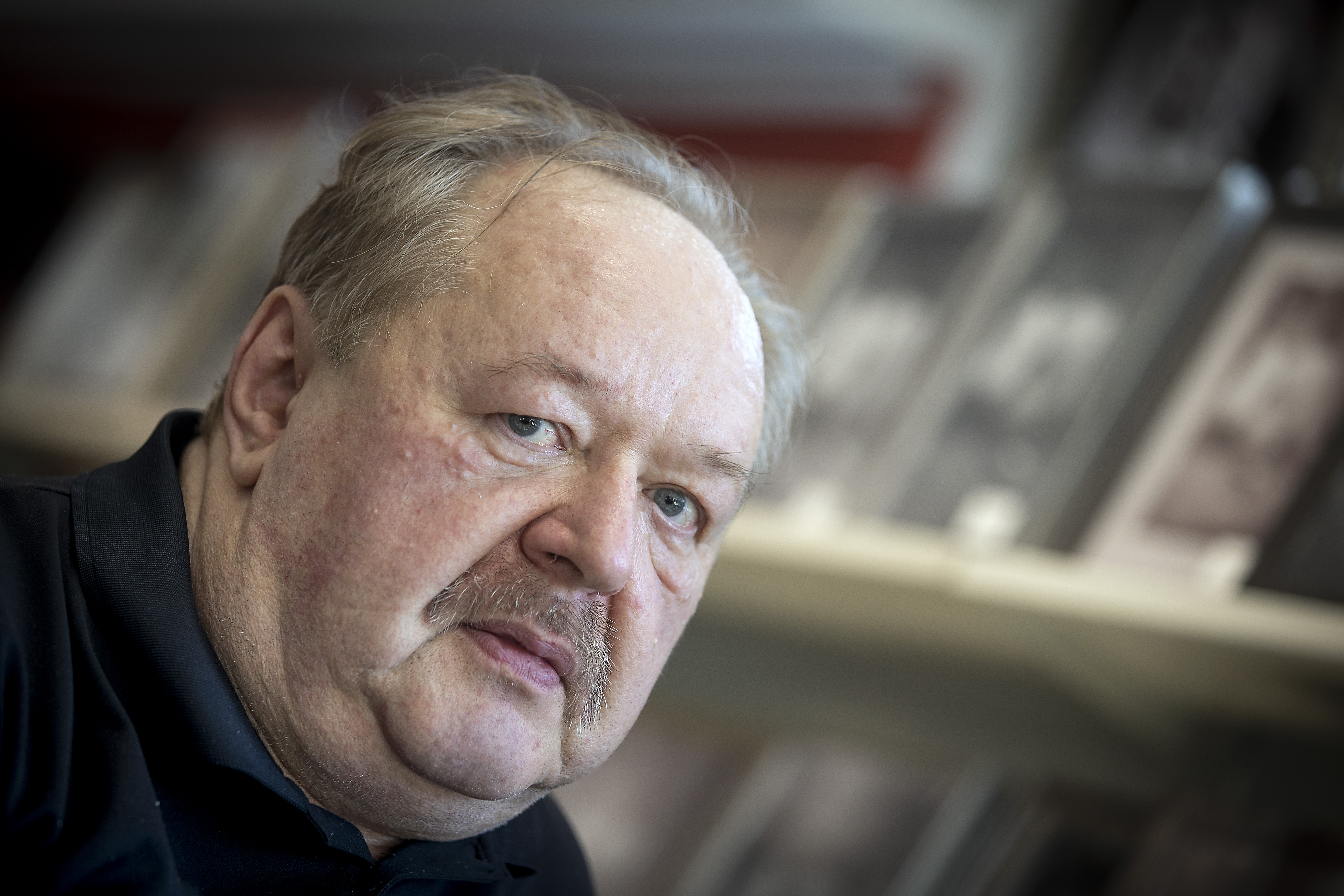 Onnettoman näköiset hääparit saivat hämilleen, ja siitä alkoi Oulun tunnetuimman muotovalokuvaajan tarina