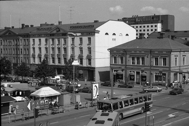 Hellsbergin talo Alatorin ja Vaasanpuistikon kulmassa oli arkkitehti C.A. Setterbergin suunnittelema. Monella on muistoja talossa sijainneesta pitseriasta. KUVA: JORMA PEITSARO
