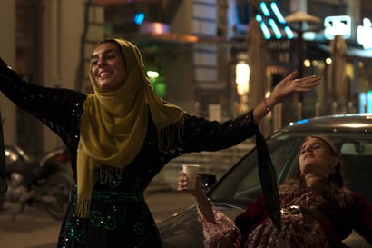 Elokuva-arvio: Kertomus nuoren naisen identiteetin etsinnästä muslimiyhteisössä hyödyntää somekuvastoa