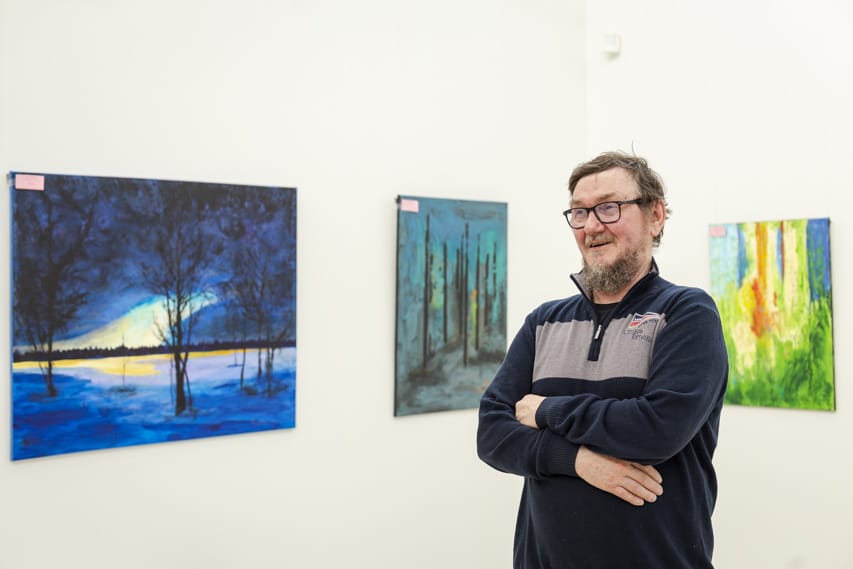 Hannu Korpua 70 vuotta -näyttely on esillä Kuusamotalon Kaamosgalleriassa 30.5. saakka.