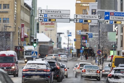 Pakkasen tyly seuraus Oulun keskustassa: pakokaasut päätyvät suoraan keuhkoihin – Laissa yllättävän tiukka raja joutokäynnille