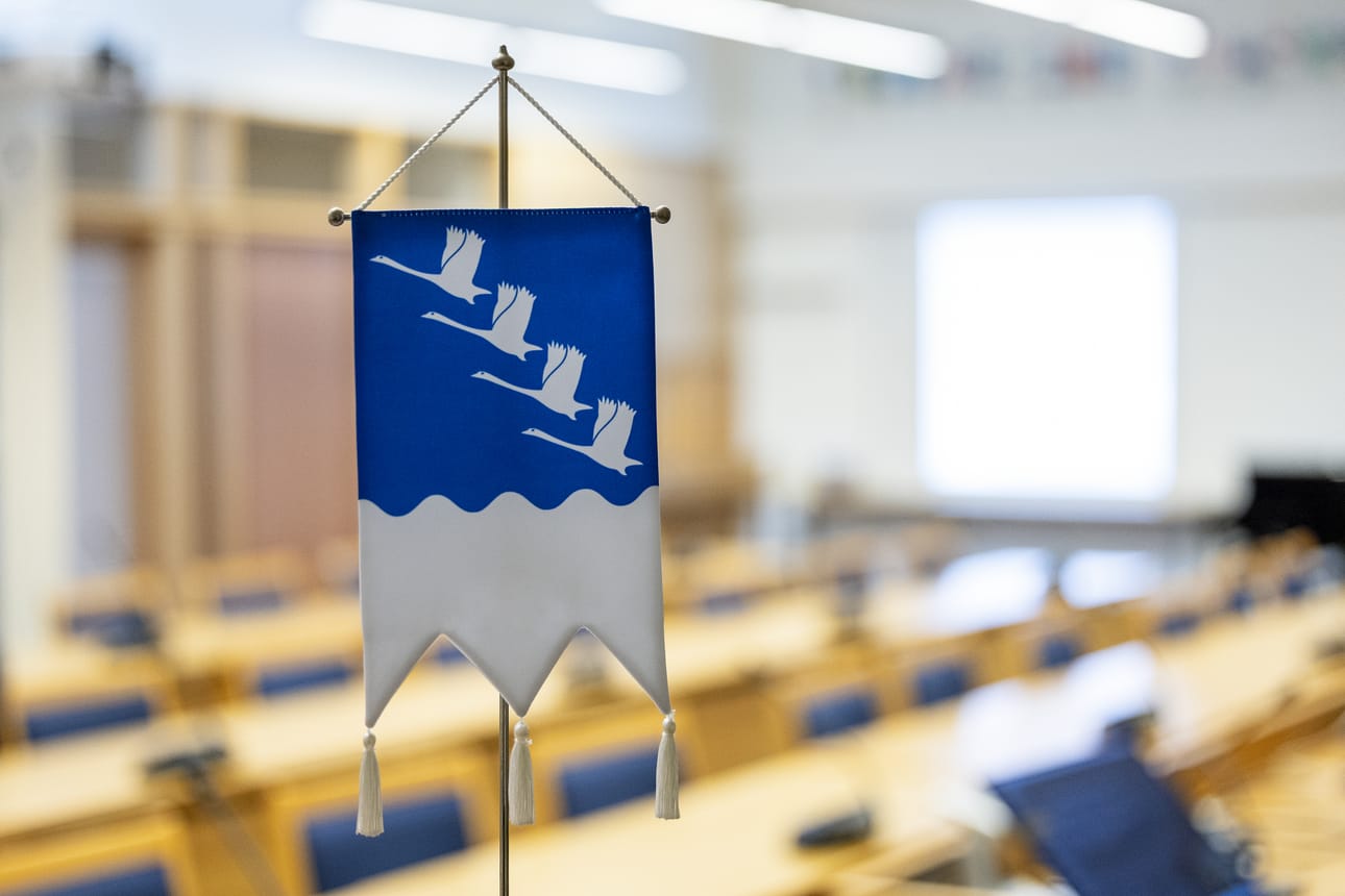 Siikalatvan kunta valmistelee yhteistoimintaneuvottelujen aloittamista. Kunnanhallituksen esityslistan mukaan säästöjen aikaansaamiseksi työvoiman vähennystarve on noin viisi henkilötyövuotta. Neuvotteluissa tarkastellaan myös mahdolliset osa-aikaistamiset sekä tehtävien täyttämättä jättäminen eläköitymisten ja irtisanoutumisten seurauksena.