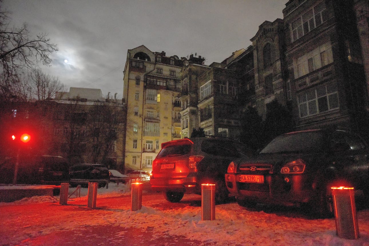 Sähkökatkot ovat piinanneet useita Ukrainan kaupunkeja sotasyksyn aikana. Kuva Kiovasta.