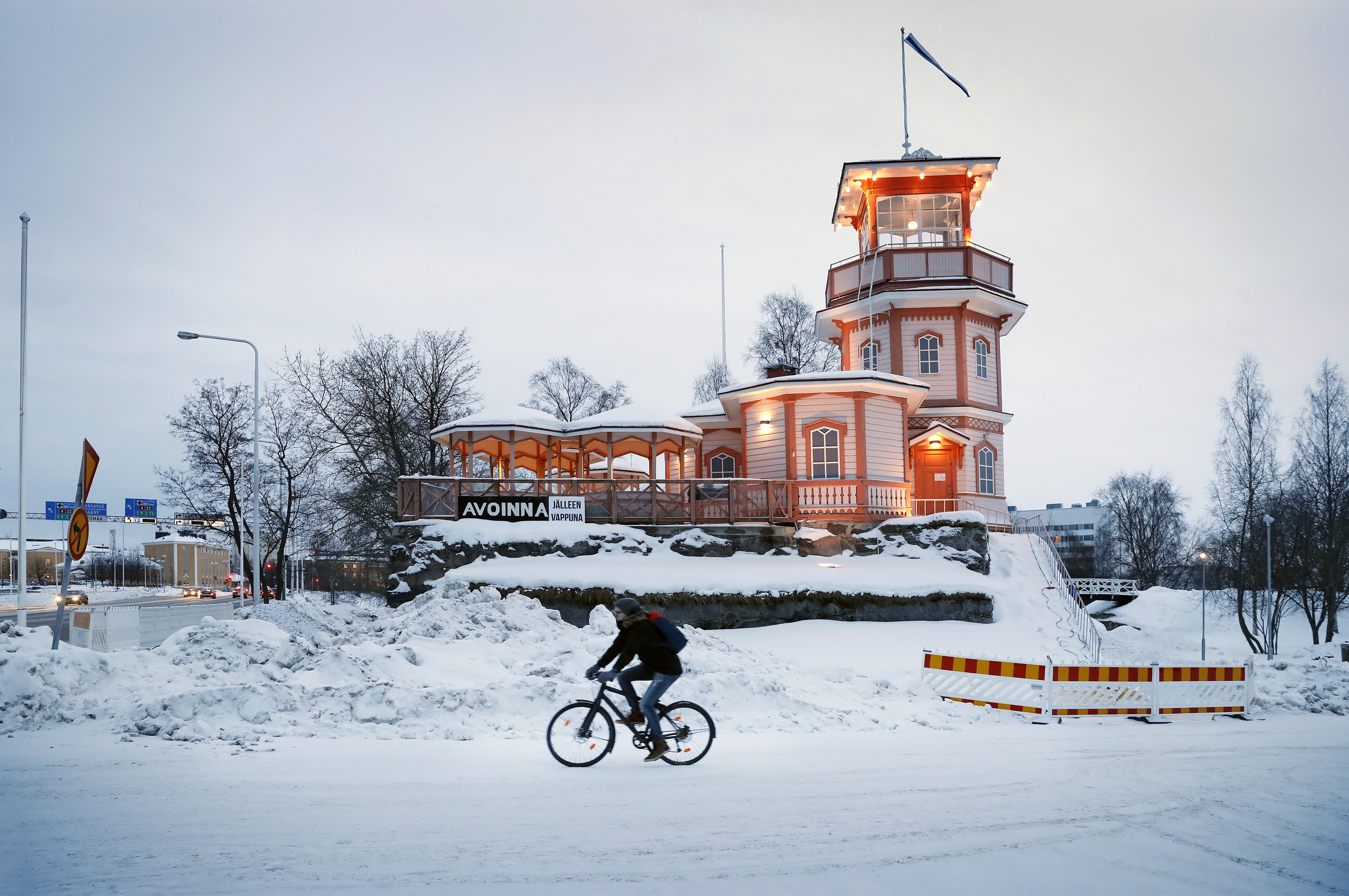 Tähtitornin Kahvilatiloihin on tulossa remontin myötä muun muassa sähköllä toimivia lämmönsäteilijöitä.