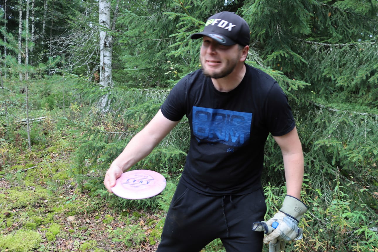 Sami Savola päätti jo testata, mahtuisiko kiekko lentämään puiden välistä. Ei onnistunut vielä, mutta myöhemmin syksyllä kyllä.