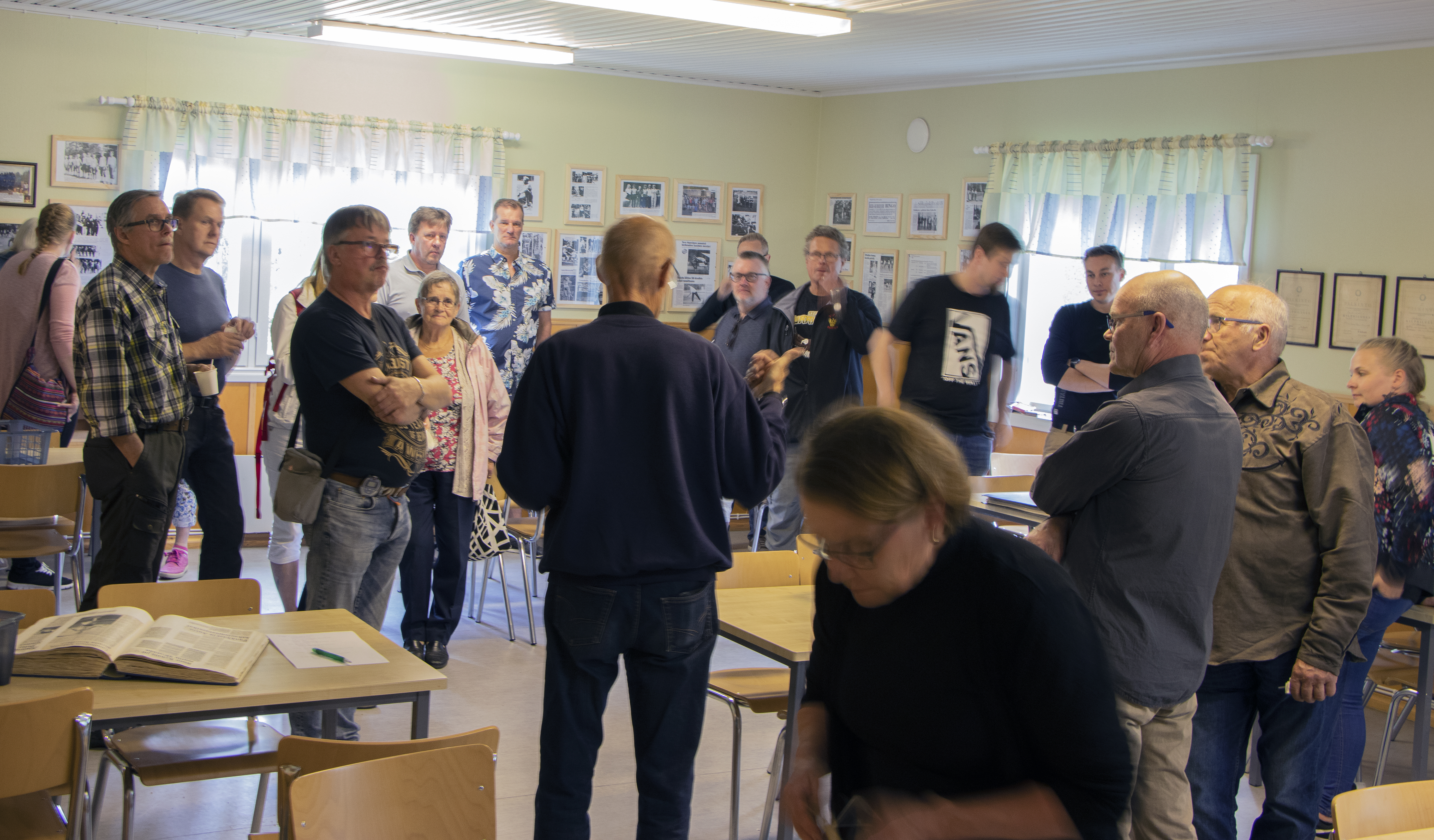 Kun Erkan vislaus kuuluu, on kaikki kuin vuosia tai vuosikymmeniö sitten: jokainen seisahtaa kuulemaan, mitä asiaa pidetyllä ohjaajalla on.