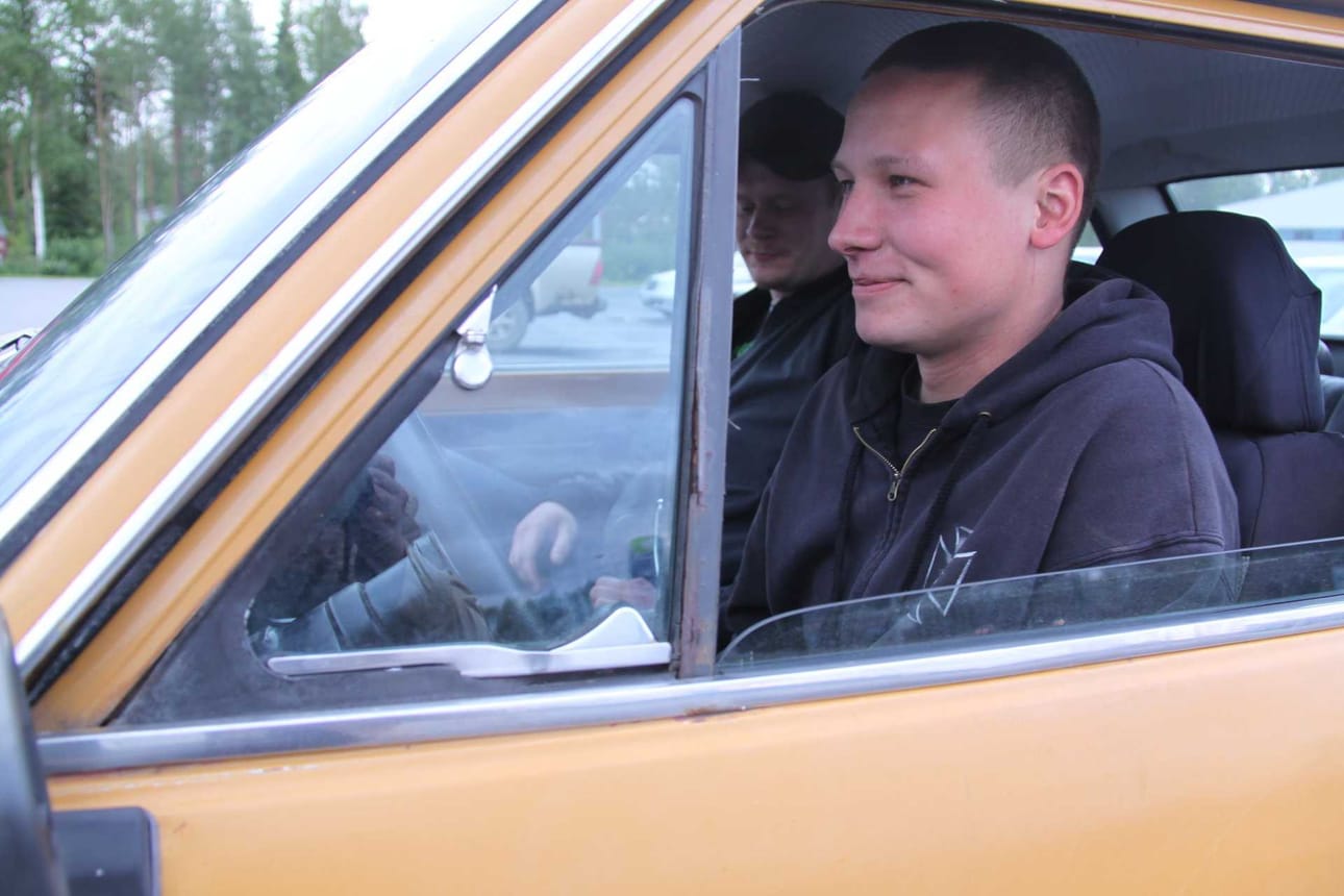 Ismo Mustakangas hankki auton tuttavaltaan noin vuosi sitten. Tunnelma on se, mikä viehättää vuodelta 1973 peräisin olevassa autossa. Auto on alkuperäisvärinen ja hyvässä kunnossa.