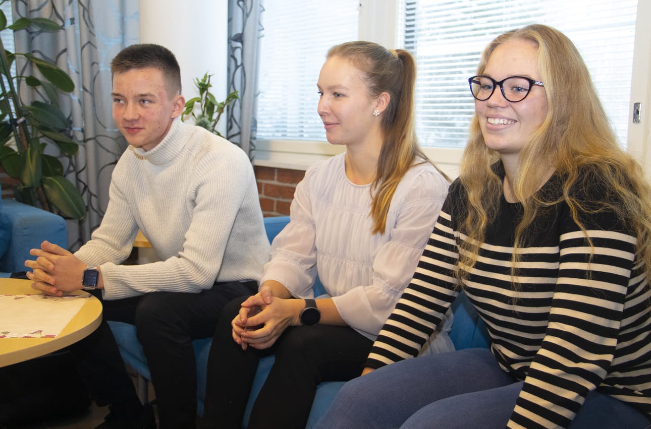 Elias Tahkola, Seela Peuralahti ja Emilia Sorvisto sanovat, että hyvä isä tukee nuorta hänen päätöksissään ja on turvallinen taustatuki.