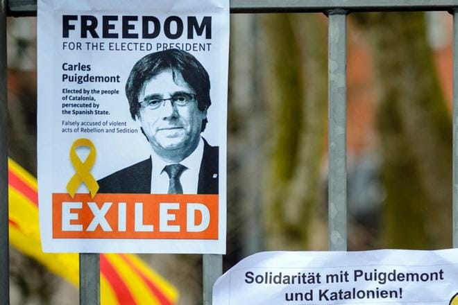 Carles Puigdemont on Saksan Neumuensterin vankilassa, jonka edustan aitaan Puigdemontin kannattajat ovat kiinnittäneet hänen vapauttamistaan vaativia julisteita. KUVA: JENS SCHLUETER / EPA