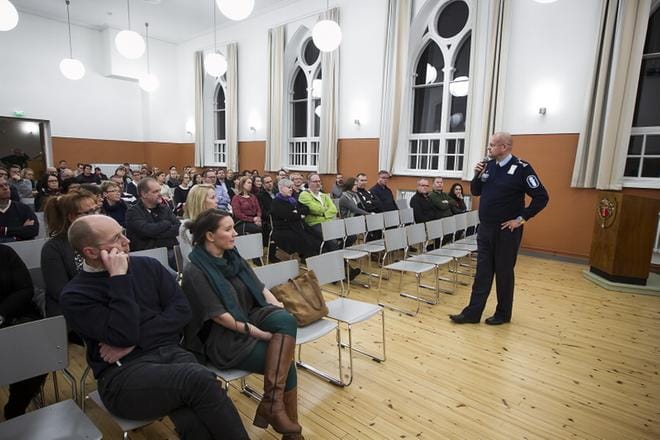 Vaasan lyseon lukion juhlasaliin kokoontui tiistai-illalla noin 120 vanhempaa kuuntelemaan, mitä asiantuntijat kertoivat Vaasan huumetilanteesta ja mitä vanhemmat voivat sille tehdä. KUVAT: JARNO PELLINEN