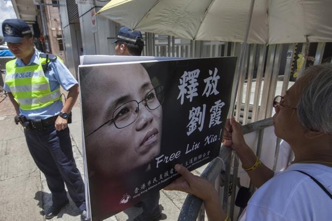 Liu Xian vapauttamista vaadittiin vuosi sitten Hongkongissa. Hänen miehensä, Nobelin rauhanpalkinnon voittanut Liu Xiaobo oli juuri kuollut. KUVA: Alex Hofford/EPA