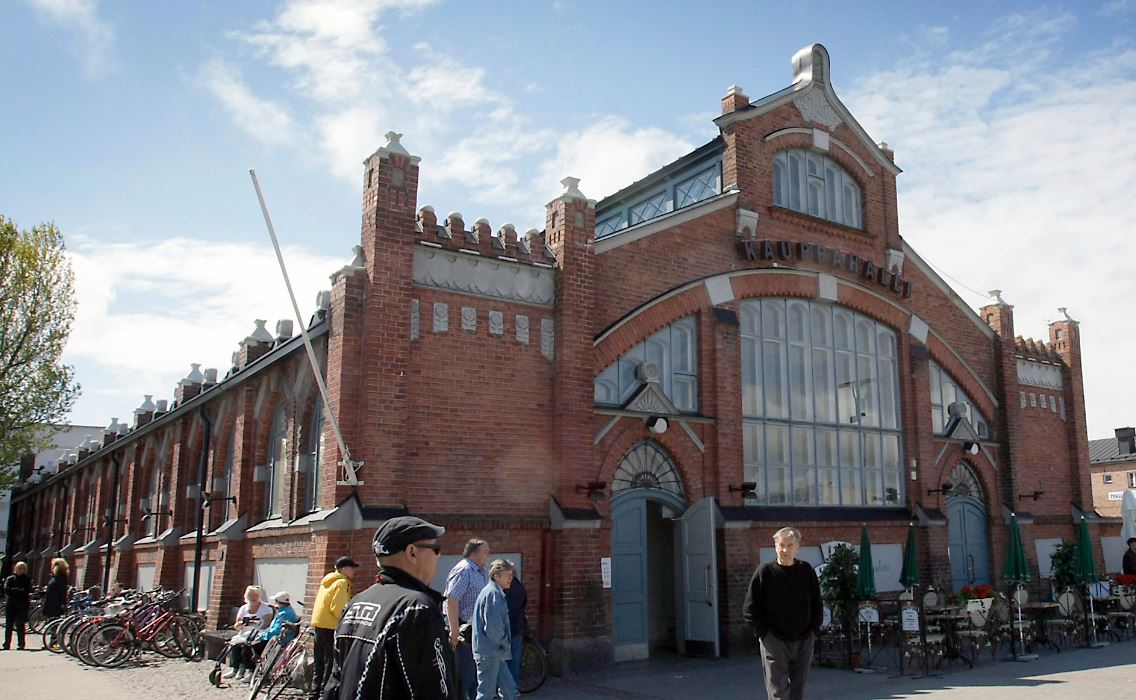 Kauppahalli palvelee sekä herkuttelijoita että käsitöitä metsästäviä shoppailijoita.