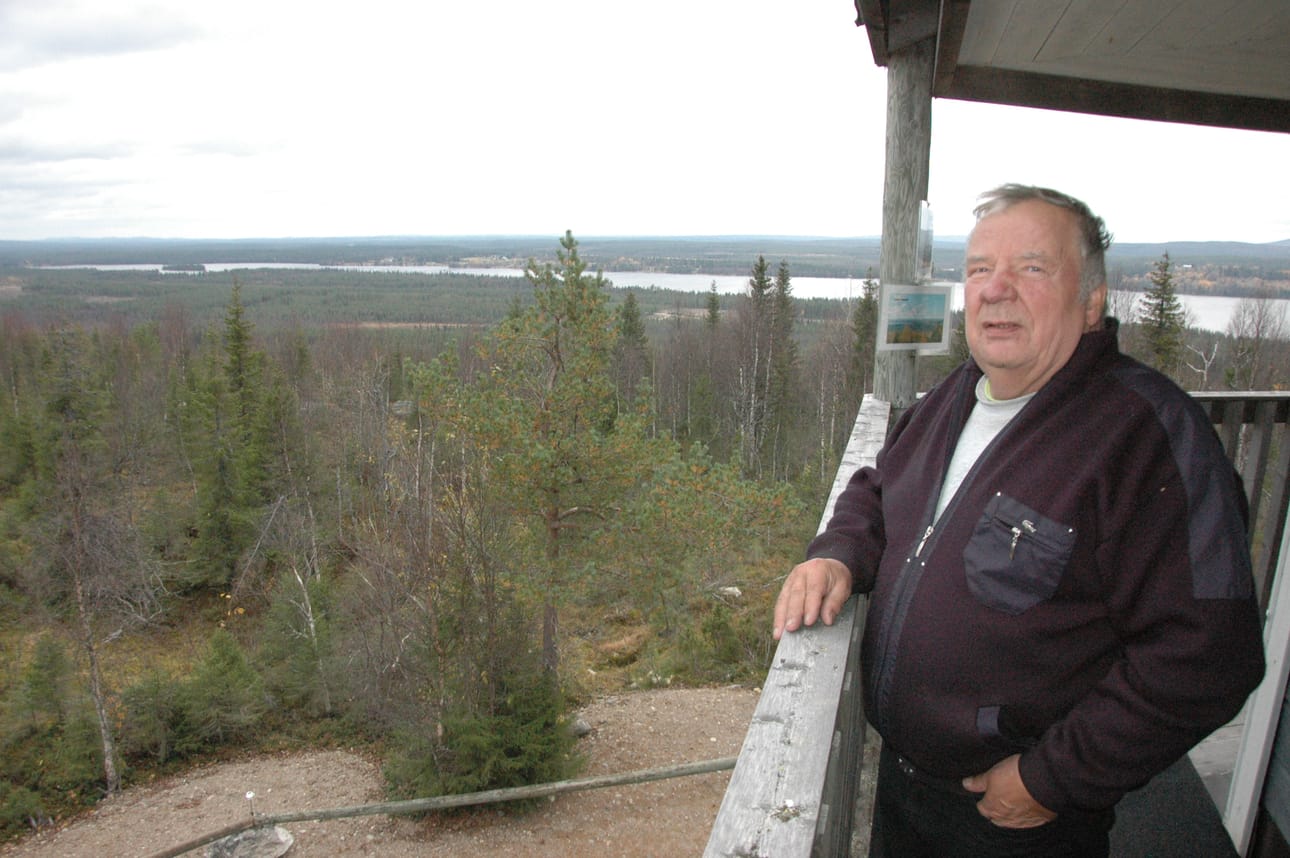 Pentti Kurvinen torninsa huipulla, mistä avautuvat laajat näkymät.