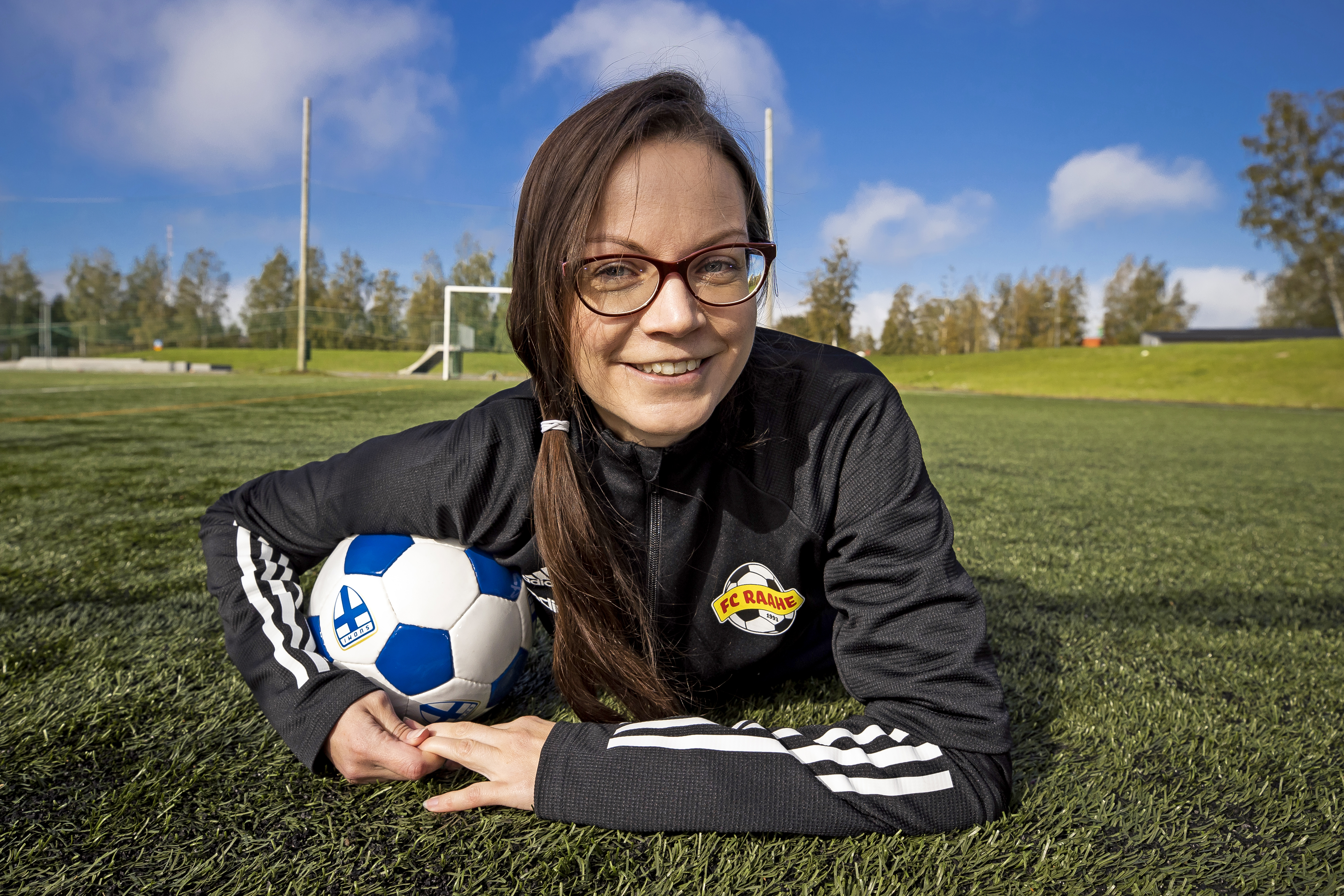 FC Raahen harrastevastaava Katri Liimataisen koirakin pelaa jalkapalloa – "Se käyttää pehmolelua pissalla, taluttaa itsensä lenkiltä kotiin ja tulee halaamaan"
