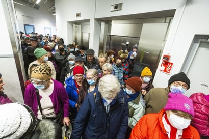 Yli 80-vuotiaille tarkoitetun walk in -rokotustapahtuman järjestelyt pettivät täysin Rovaniemellä – ikäihmiset pyörtyilivät aulassa ilman mitään opastusta tai valvontaa