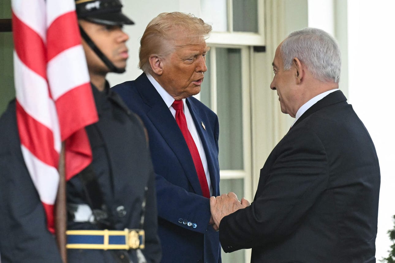 Israelin pääministeri Benjamin Netanjahu (oik.) on saanut taustatukea Yhdysvaltain presidentiltä Donald Trumpilta, joka ilmoitti lauantaina paikallista aikaa Truth Social -kanavallaan, ettei hyväksy Netanjahun korruptio-oikeudenkäyntiä. Arkistokuva. LEHTIKUVA/AFP