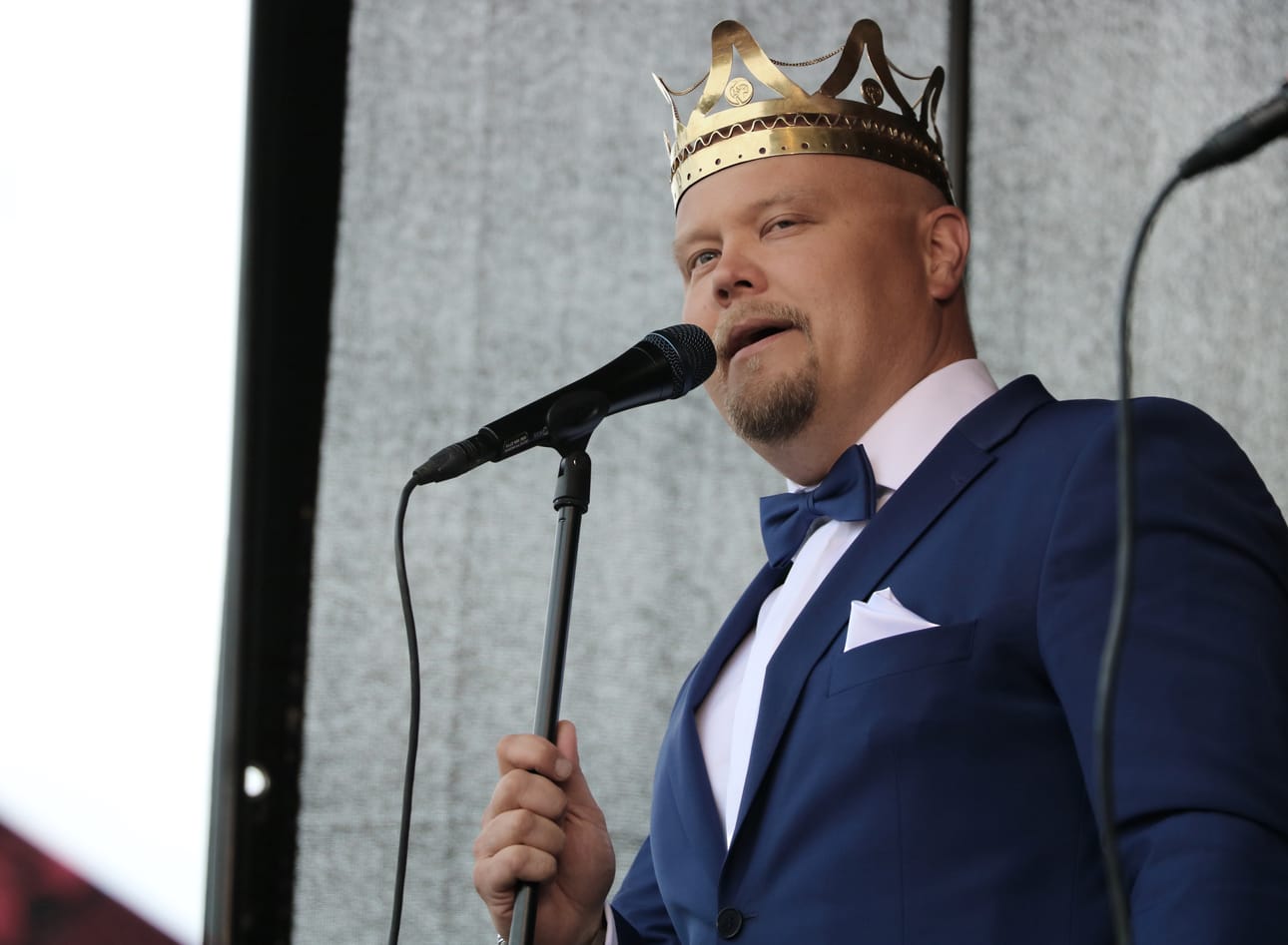 Tangokuningas Johannes Vatjus myönsi, että oman kotipaikkakunnan esiintymislavalle nouseminen jännitti.