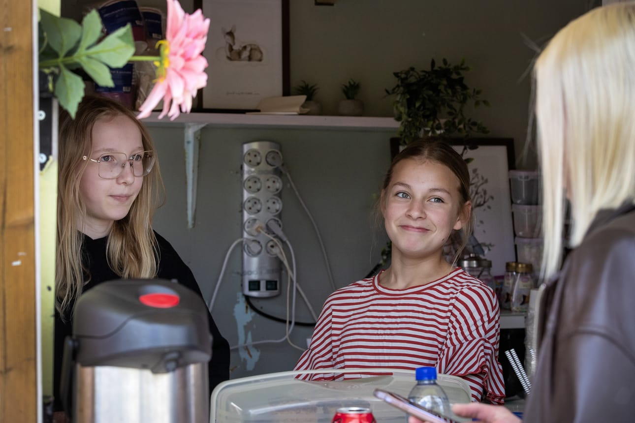 Iida Nikki ja Iida Lehtelä saivat toivomansa kesätyön. Kioskin luukut on nyt avattu, ja kaksikko odottaa vilkasta kesää kioskilla.