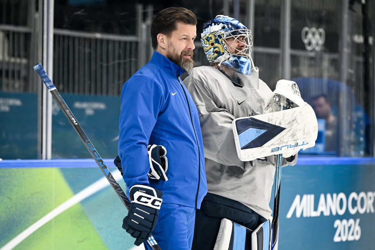 Maalivahtivalmentaja Aki Näykki myhäili suojattinsa Juuse Saroksen kanssa Leijonien harjoituksissa maanantaina.
