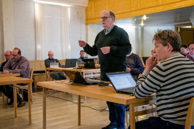 Sakari Mäntysaari (sd.) puolusti säästölistaa ja siihen liittyviä erilaisia selvityksiä, joissa päästään perkaamaan eri hallinnonalojen kuluja. Esimerkiksi Kaskisten hallintomenot ovat 100 000 euroa suuremmat kuin Korsnäsin, vaikka se on isompi kunta. KUVAT: JORMA HAVULA