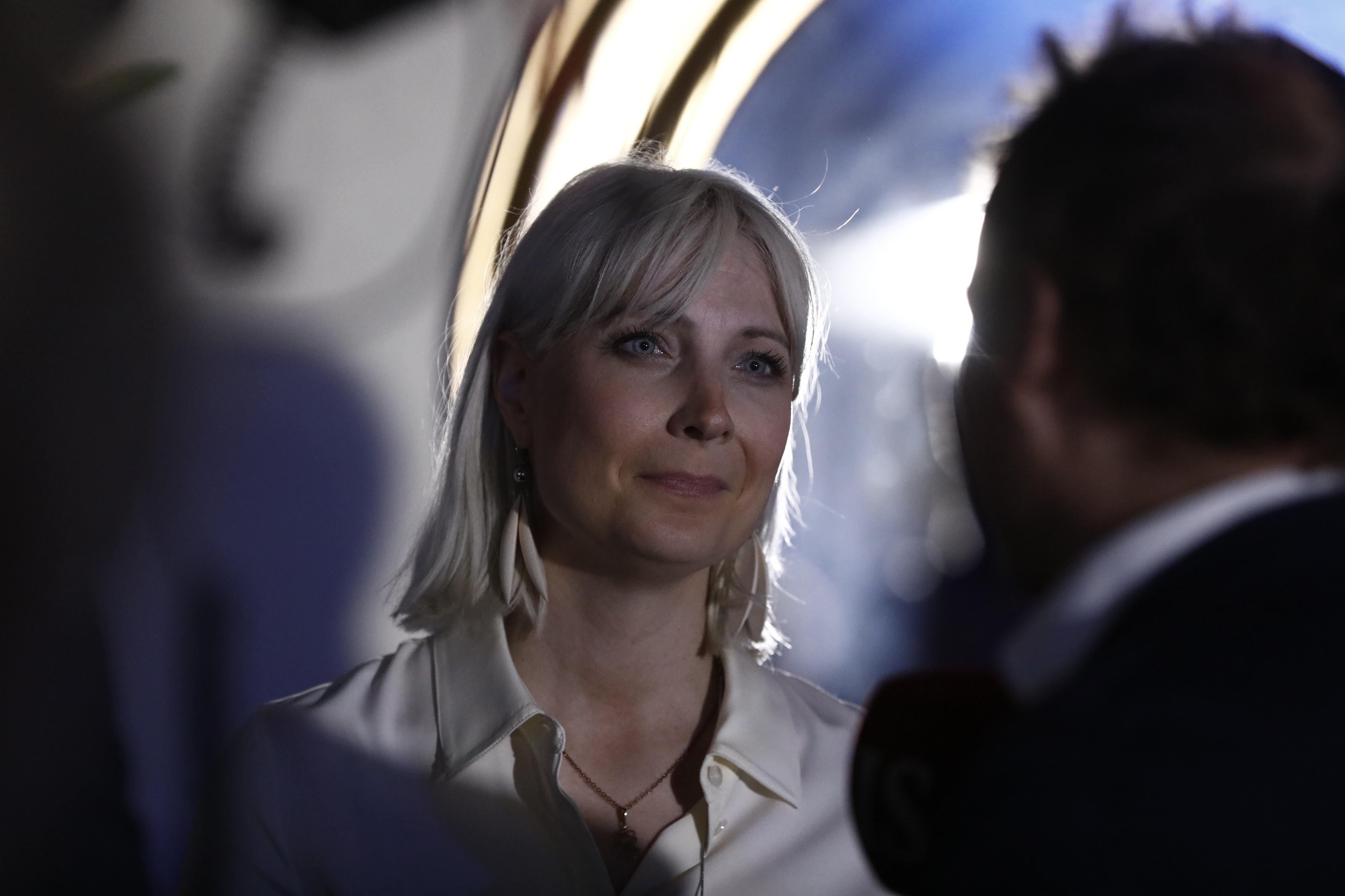 Perussuomalaisten Laura Huhtasaari saapui perussuomalaisten vaalivalvojaisiin puolisonsa