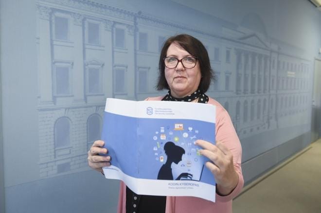 Turvallisuuskomitean Kodin kyberopas julkaistiin torstaina Helsingissä. Oppaan on komitealle kirjoittanut toimittaja Jaana Laitinen. KUVA: KIMMO BRANDT / COM.PIC