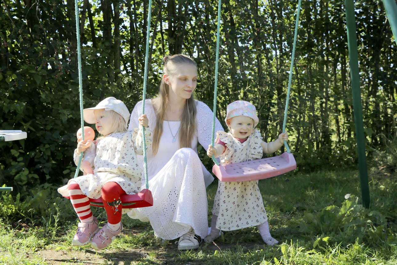 Heidi Moilanen on viihtynyt perheensä kanssa Levijoella. Omasta pihasta ovat nauttineet erityisesti tyttäret Petra (vas.) ja Hilda.