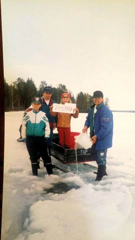 Veden haku rantasaunaan moottorikelkalla. Paikka Kitkajärvi.