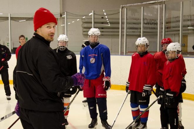 Lari Joutsenlahden pieni luistelunäytös harjoitusten alussa veti leiriläiset mietteliäiksi. KUVA: JUHA AHO-PYNTTÄRI