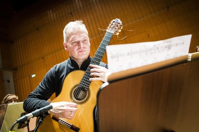Klassisen kitarasankarin taidonnäyte – Kitaravirtuoosi Ismo Eskelinen loi resitaalikonsertillaan taidon ja tunteen taikapiirin