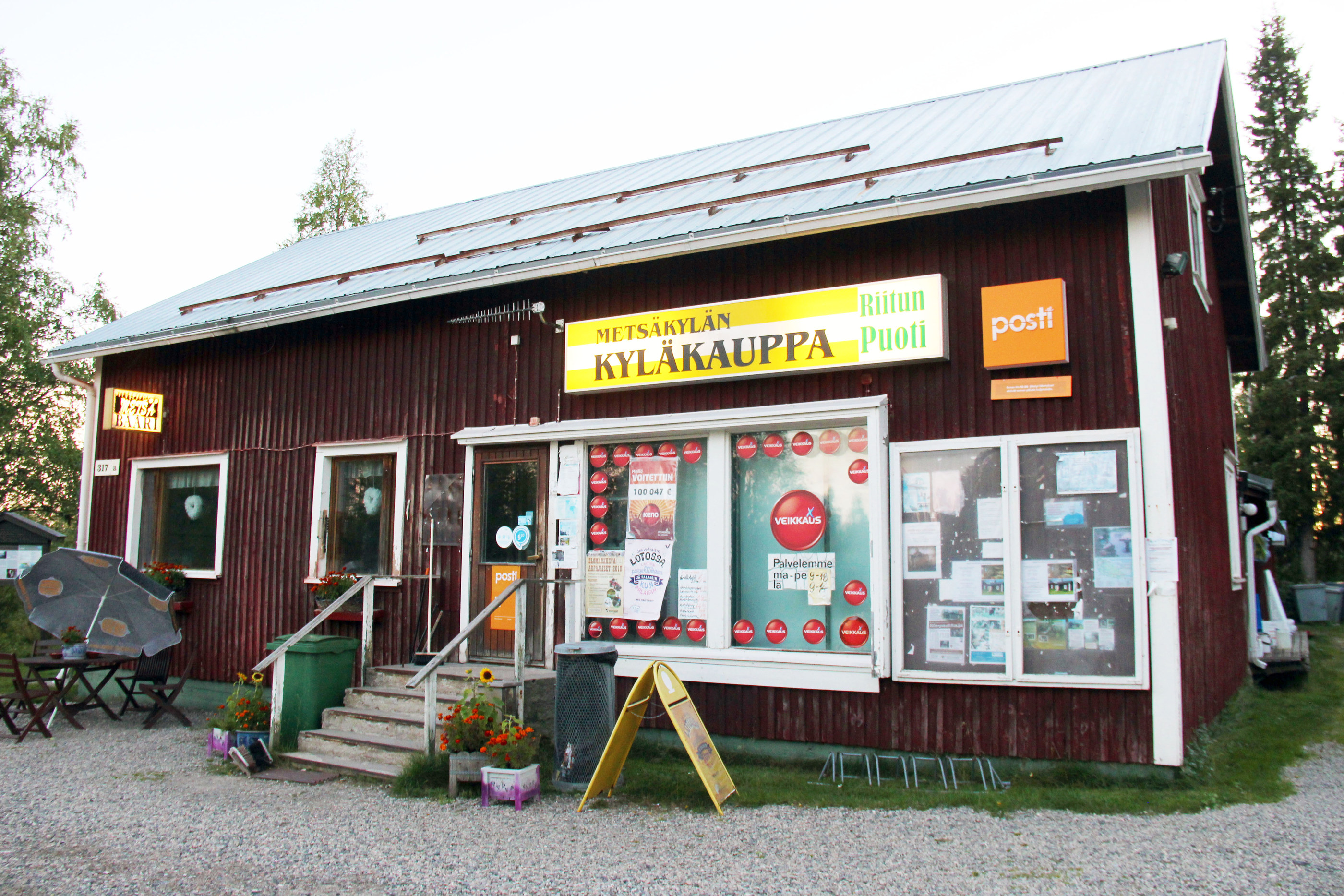 Kauppa on rakennettu sotien jälkeen vuonna 1&thinsp;946 Taivalkosken Osuuskaupaksi, jossa Kalle Päätalon isosekku Niilo toimi kauppiaana vuoteen 1&thinsp;968 asti. Sulo Kaijala tuli Osuuskauppiaaksi 1&thinsp;986. Osuuskauppa suljettiin 1&thinsp;991, ja Sulo otti sen omiin nimiinsä vuonna 1&thinsp;992.