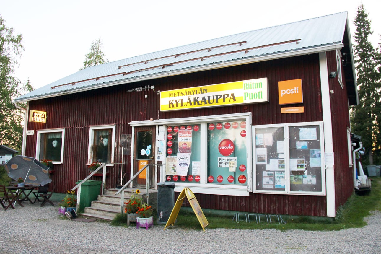 Kauppa on rakennettu sotien jälkeen vuonna 1 946 Taivalkosken Osuuskaupaksi, jossa Kalle Päätalon isosekku Niilo toimi kauppiaana vuoteen 1 968 asti. Sulo Kaijala tuli Osuuskauppiaaksi 1 986. Osuuskauppa suljettiin 1 991, ja Sulo otti sen omiin nimiinsä vuonna 1 992.