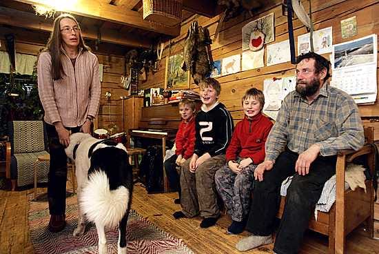 Päivi Ahola-Attonen muutti kylälle 14 vuotta sitten. Hänen miehensä Ari Anttonen ja heidän lapsensa Iekko (vas.), Jouhki ja Niiles ovat paljasjalkaisia ahjolalaisia.