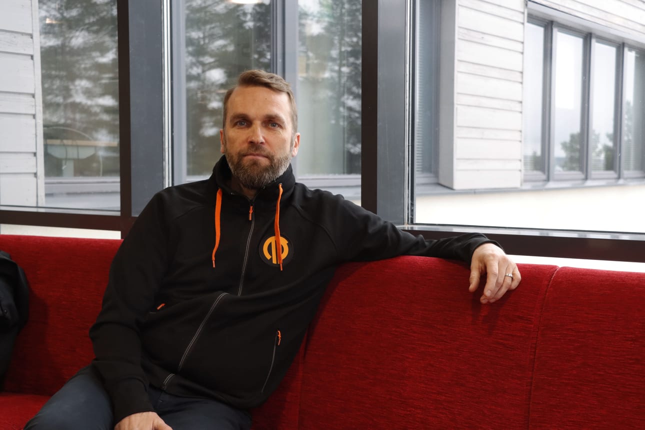 Jalkapallo on Ruotsissa ykköslaji ja sen huomaa Allsvenskan-seura Djurgårdenin päävalmentajaksi siirtyneen Jani Honkavaaran mukaan kentän laidalta. Yleisön huudot muuttuvat tasaiseksi kohinaksi, joka pauhaa korvissa.