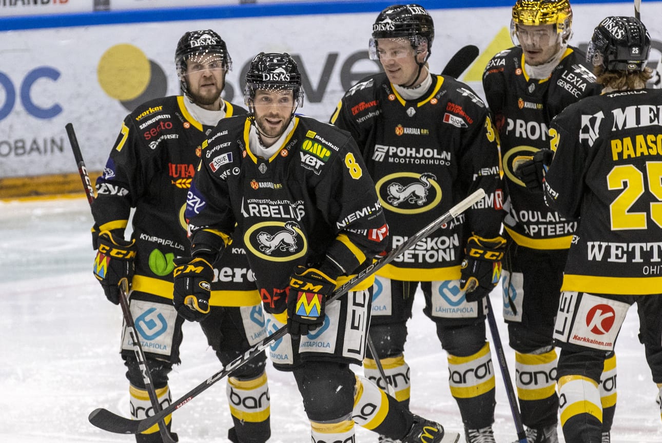Kärpät käänsi kurssiaan kukistamalla sarjakärki Lukon. David Rundblad (toinen vas.) laukoi oululaisjoukkueen toisen maalin.