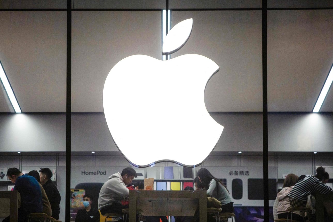 Laitevalmistaja Applen tulos heikkeni tammi-maaliskuussa, mutta ylitti silti markkinaodotukset. Tuloksensa torstaina ilmoittanut Apple kertoi myös historiallisen mittavasta osakkeiden takaisinostosta. Yhtiö aikoo ostaa osakkeitaan takaisin 110 miljardilla dollarilla. LEHTIKUVA / AFP
