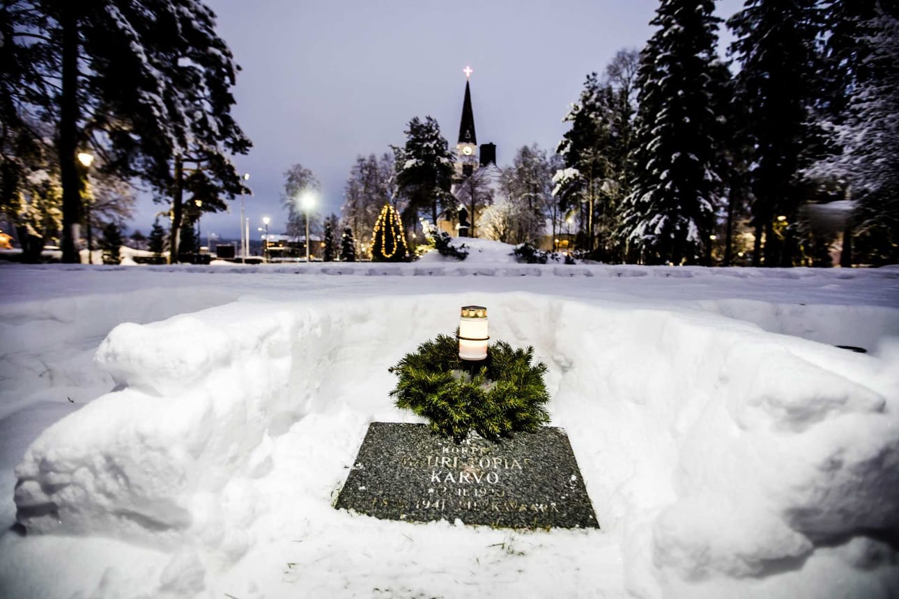 Jokaiselle sankarivainajalle. Seppeleet lasketaan Rovaniemen sankarihautausmaan 609 vainajan haudalle tiistaina 5. joulukuuta noin kello 18.30.