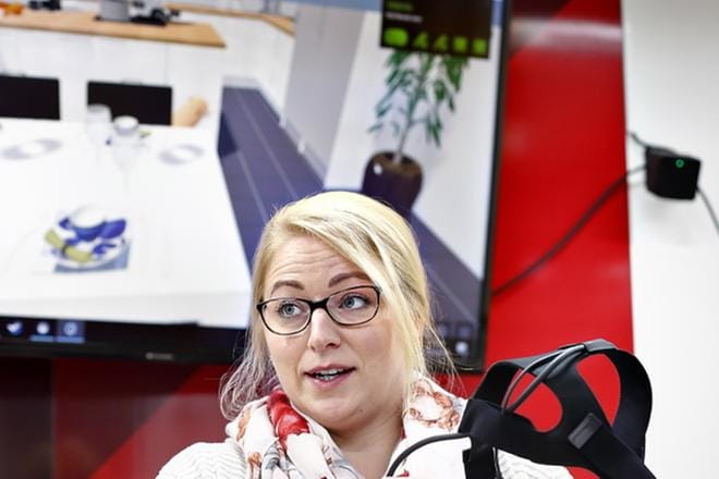 Teija Keltikangas kertoo, että virtuaalilasit ovat kätevät myös keittiöremontin suunnittelussa. Säädettävät virtuaalilasit sopivat jokaisen käyttäjän silmille. Lasit päässä todellisuus vaihtuu nopeasti toiseen.