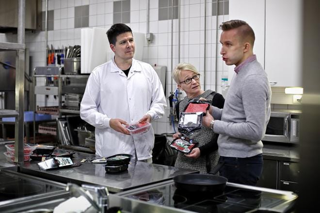 Jauhelihapakkaus on otettu hyvin vastaan. Janne Hautala, Anna Kultalahti ja Aaro Mäkimattila työskentelevät jo seuraavien pakkausten kimpussa. Kuva Tomi Kosonen
