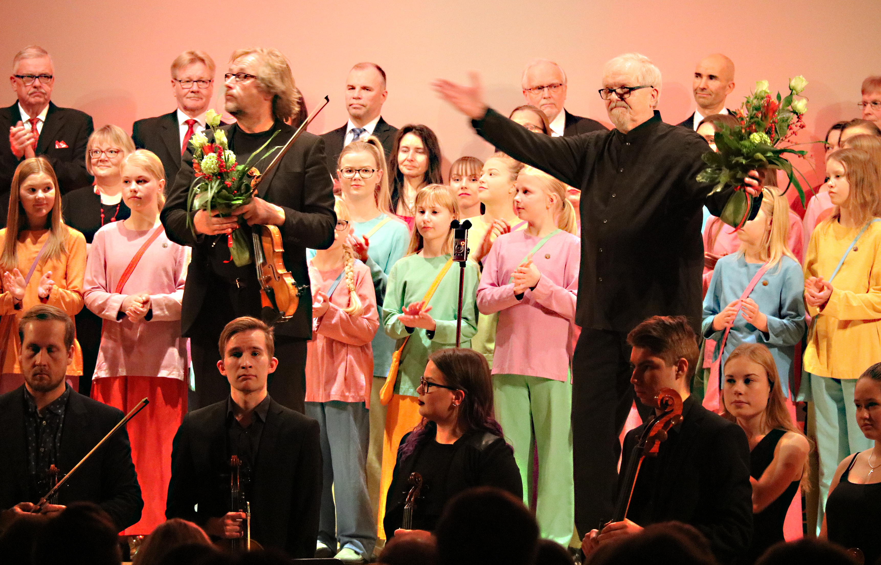 Timo Hannulan johtaman Haapaveden kamariorkesterin ja Tapani Tirilän johtamien kuorojen joulukonsertilla on vuosikymmenten perinne Pyhäjokialueella.