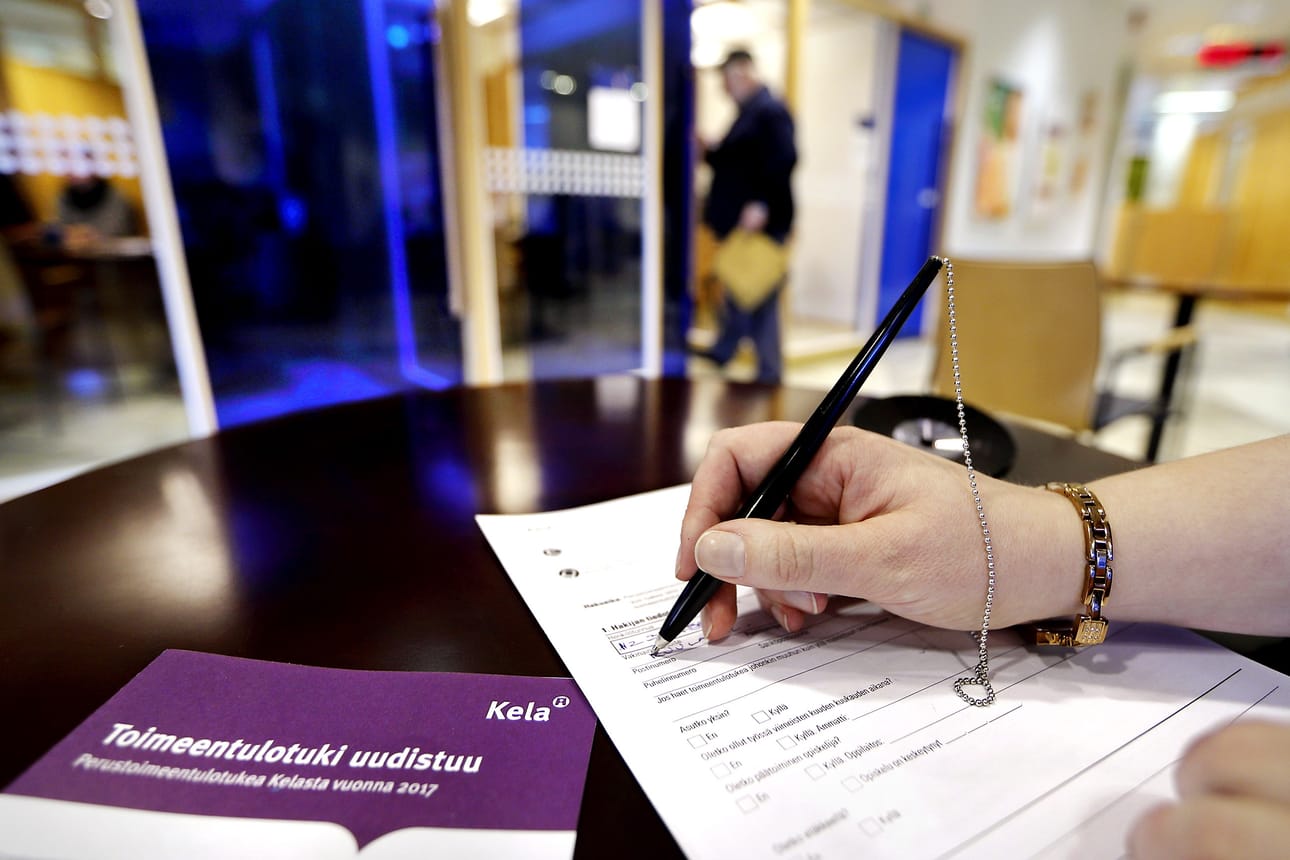 Kelaan on palkattu alkuvuonna asiakaspalvelijoita opastamaan heti odotusaulassa toimentulohakemuksen täytössä ja sähköisissä palveluissa.