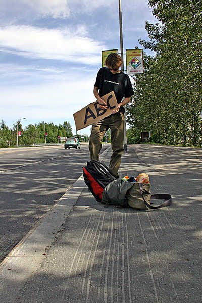 Liftarille tulevat tutuiksi monenlaiset ajoneuvot citymaastureista rekka-autoihin. Mikael Korpela odottelee kyytiä.