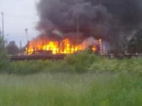 Noin sadan neliön varasto tuhoutui taysin palossa.