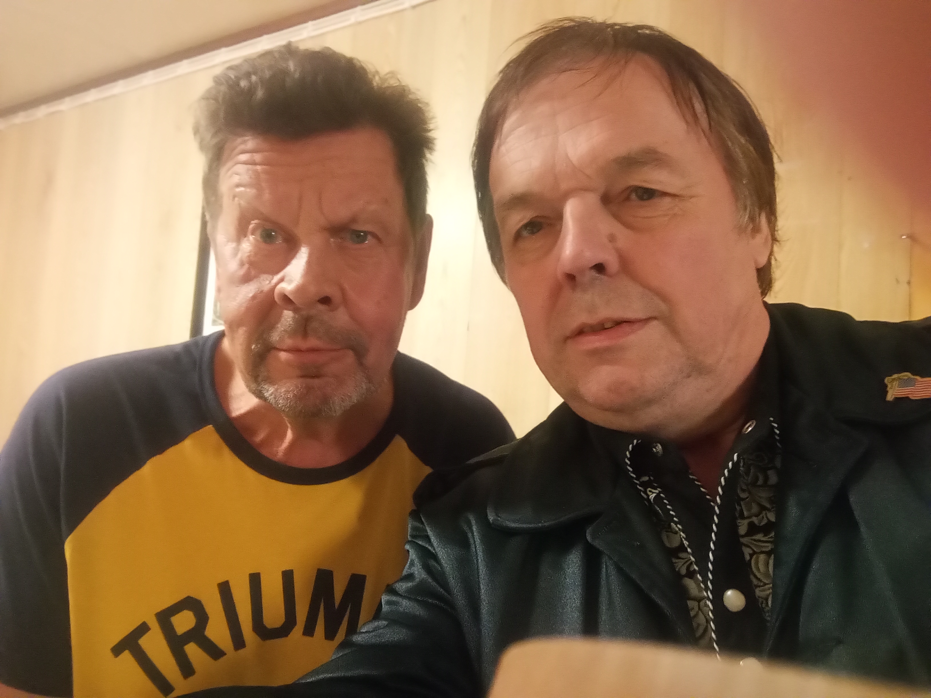 Jari Mäki muistelee lämpimästi Pate Mustajärveä –  Erikoisesta ensikohtaamisesta alkoi yrittäjän ja rokkarin pitkä ystävyys