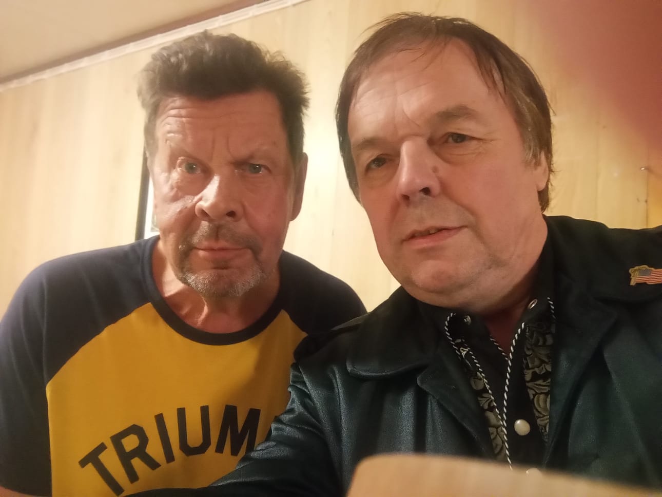 Jari Mäki oli usein yleisössä ja keikan jälkeen takahuoneessa, kun Pate Mustajärvi esiintyi lakeuksilla. Tässä ollaan konsertin jälkitunnelmissa Ilmajoen Ooppera-Areenan backstagella elokuussa 2023.