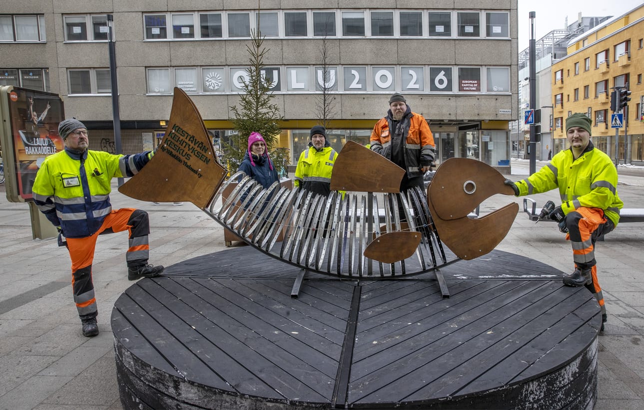 Talavikatua koristanut, vanhoista pyörävanteista taiteiltu Oululohi-teos oli pidetty ja se vieraili myös Frozen People -tapahtumassa. Teosta esittelevät arkistokuvassa Pasi Lahtonen (vas.), Satu Mörsäri, Antti Kostamo, Sami Paasimaa ja Skele Dullovi.