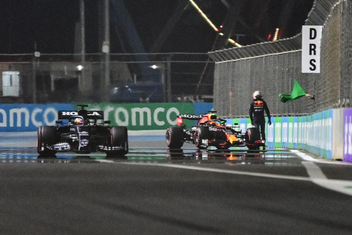 Lewis Hamilton ohitti valliin kolaroineen Max Verstappenin Jeddassa. LEHTIKUVA/AFP